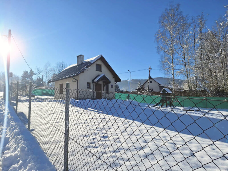 Widok na Domek na Skalicy w Ustroniu zimą
