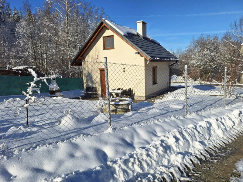 Domek na Skalicy zewnątrz zimą
