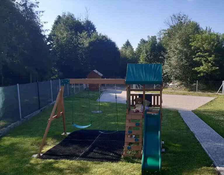 Plac zabaw przy Domku na Skalicy